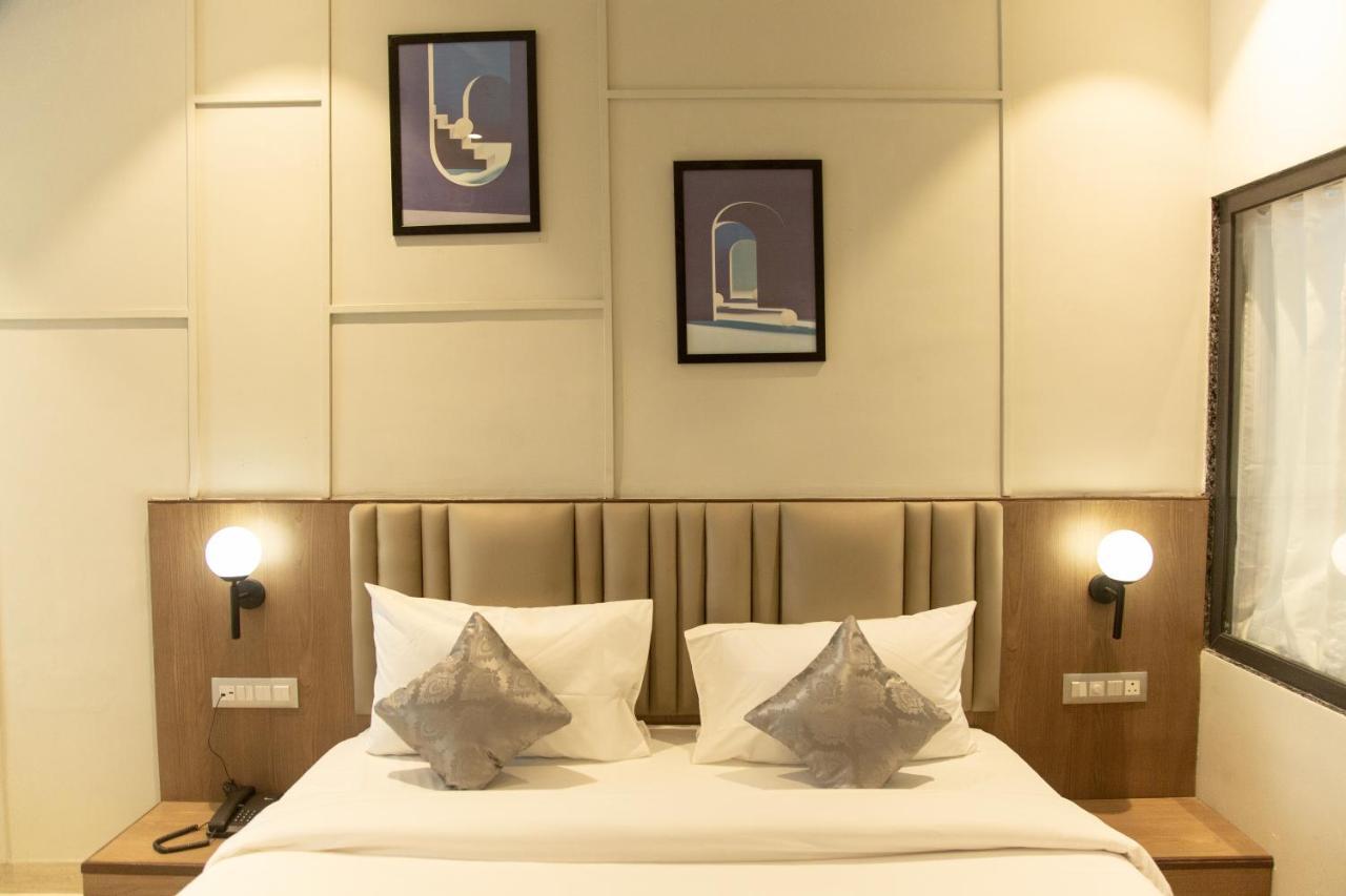 Hotel Westend Udaipur Exteriör bild