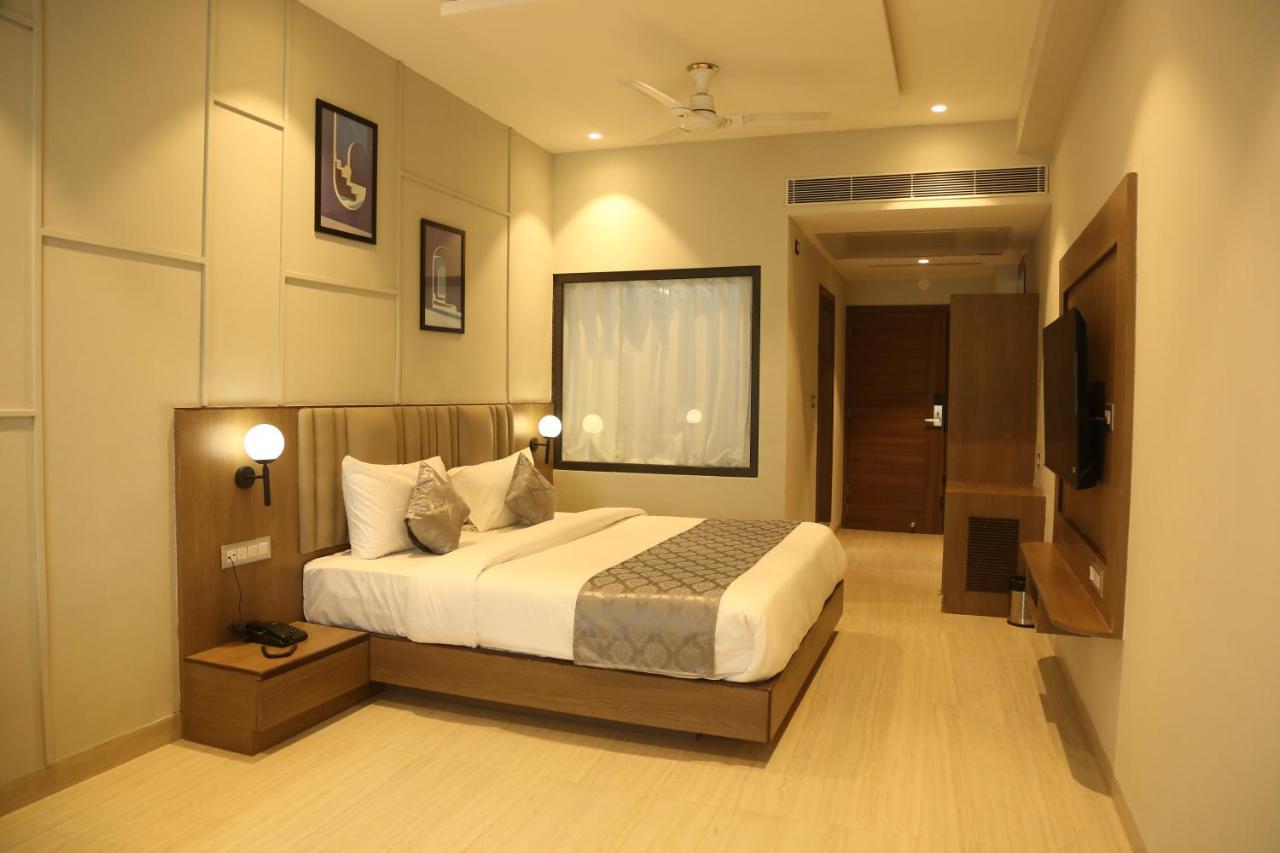 Hotel Westend Udaipur Exteriör bild