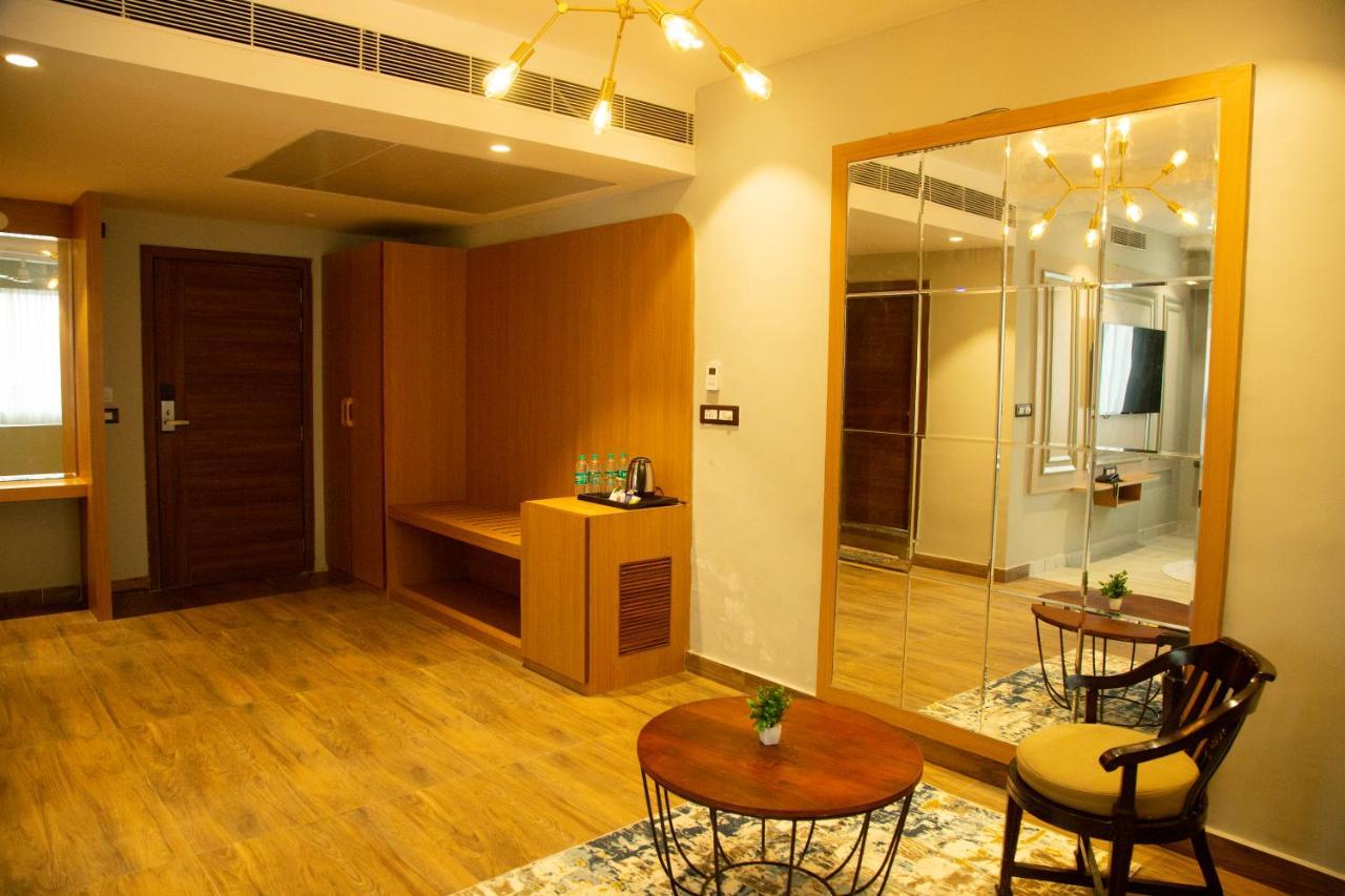 Hotel Westend Udaipur Exteriör bild