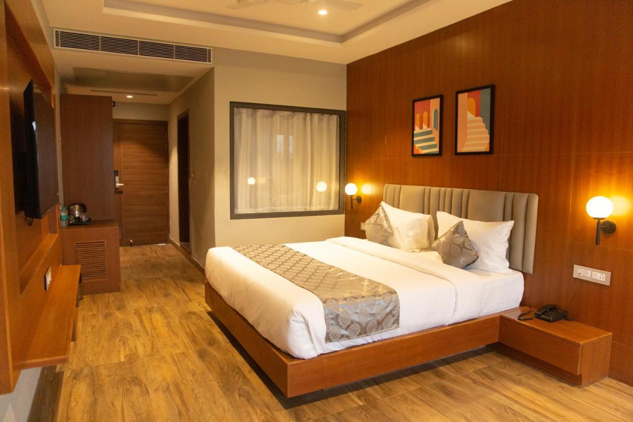 Hotel Westend Udaipur Exteriör bild
