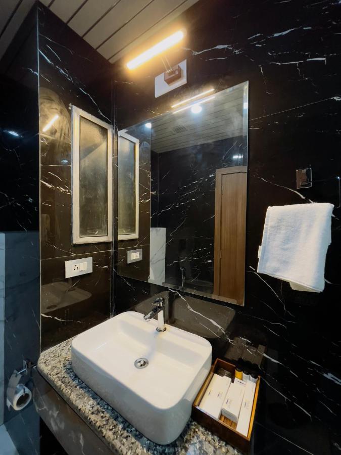 Hotel Westend Udaipur Exteriör bild